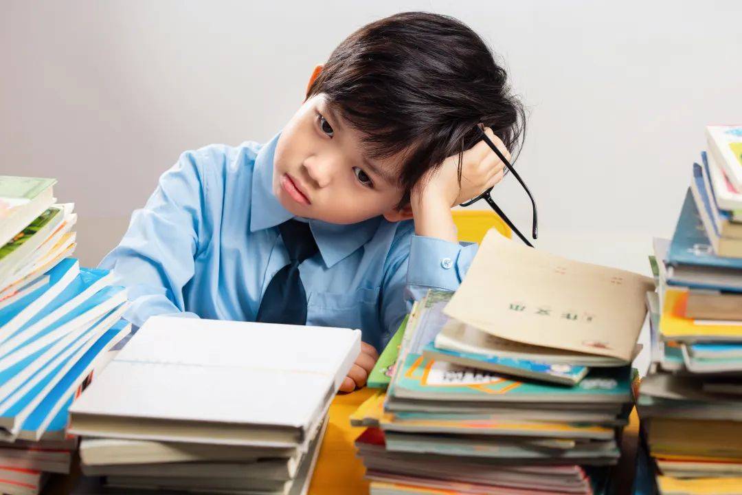 孩子沉迷手机无法自拔?3招让TA主动放下手机,家长必看!