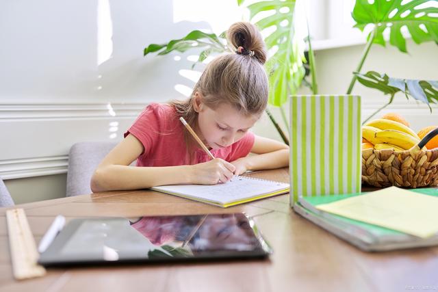 孩子沉迷手机怎么办？5招智慧劝说术，让TA主动放下手机！