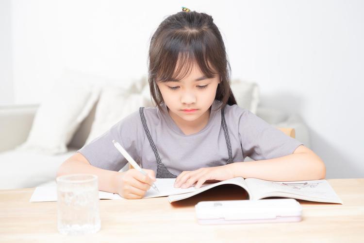作业拖拉非天性：时间管理助力孩子养成自律习惯